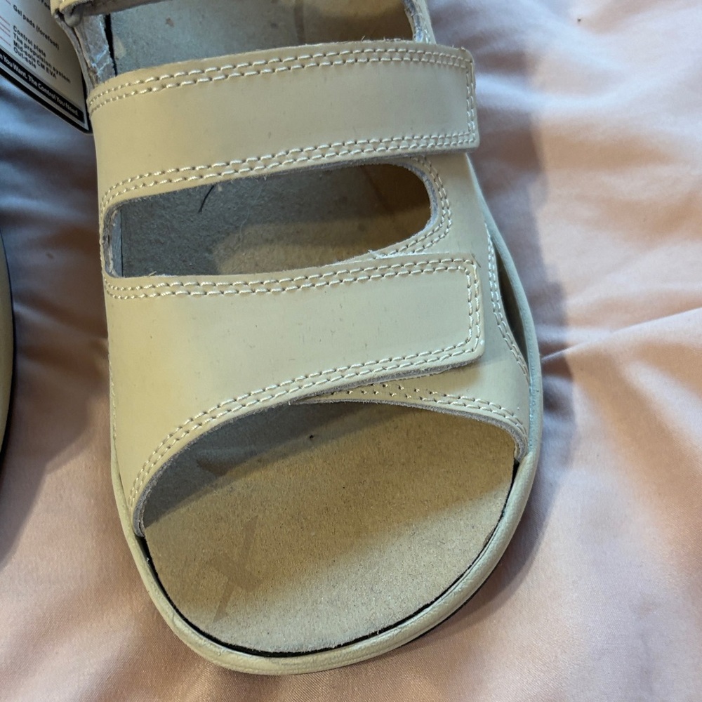 XELERO Athletic Sandals - Cream straps NWT - Picture 3 of 16